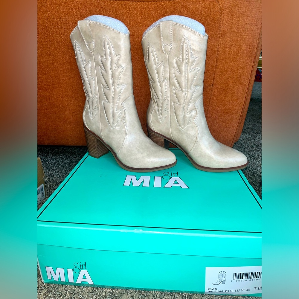 Cute heeled cowboy boots 🤠